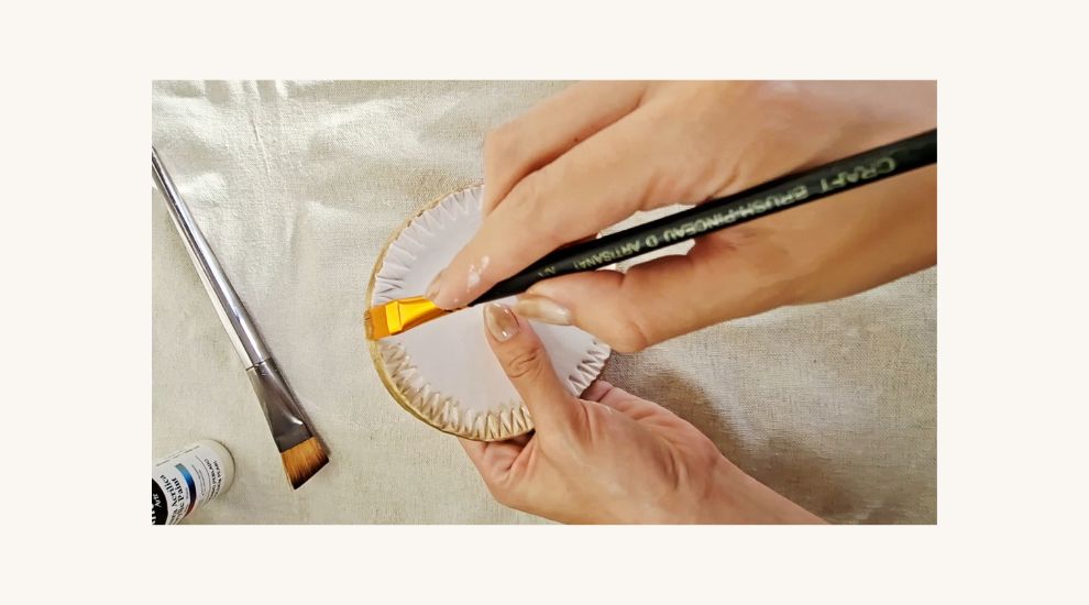 pintura en plato de arcilla