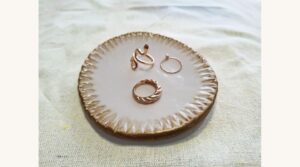 plato de arcilla para anillos